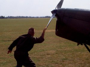 DeHavilland DH82B, manual starting